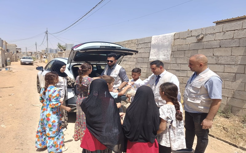 توزيع وجبات غداء على العوائل المتعففة والعمال